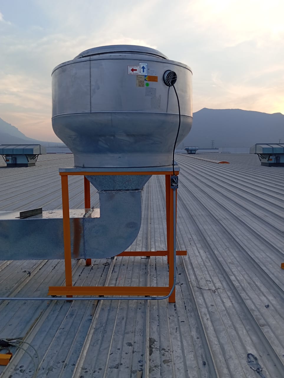 Extractor centrífugo instalado en techo para extracción de humos industriales