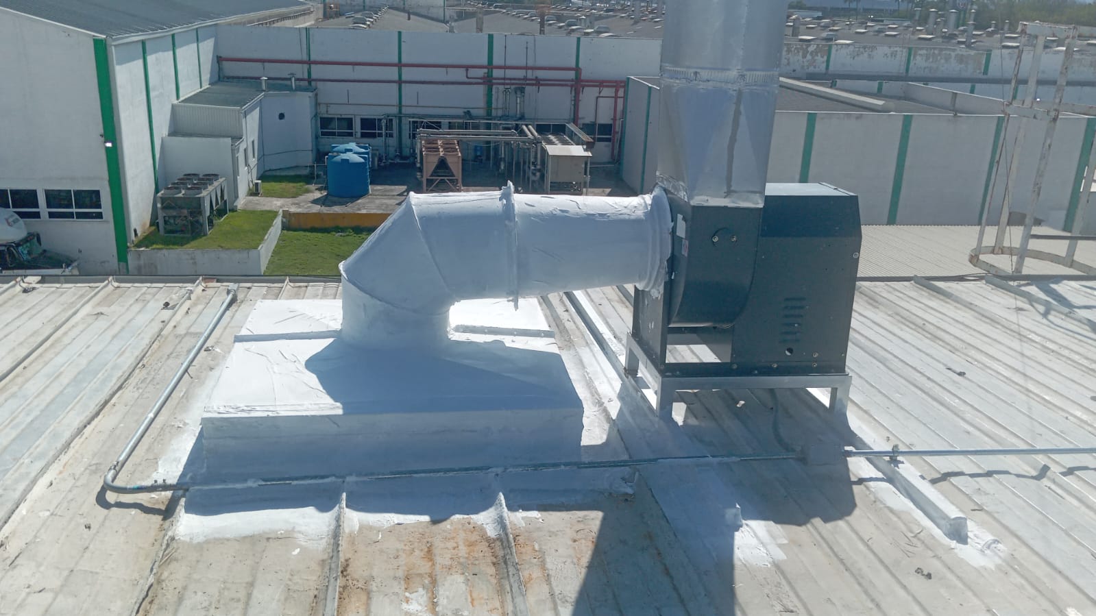 ductería industrial con chimenea y extracción de contaminantes