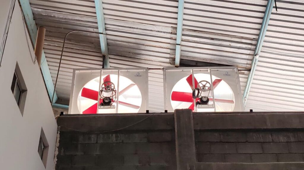 Extractores industriales instalados en nave industrial Monterrey