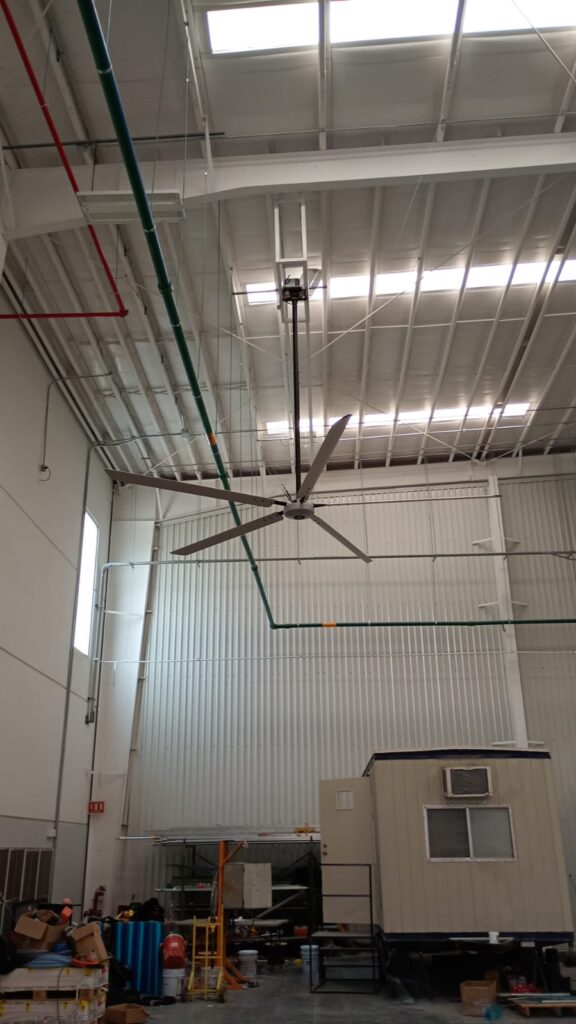 Ventilador HVLS industrial para movimiento de grandes volúmenes de aire
