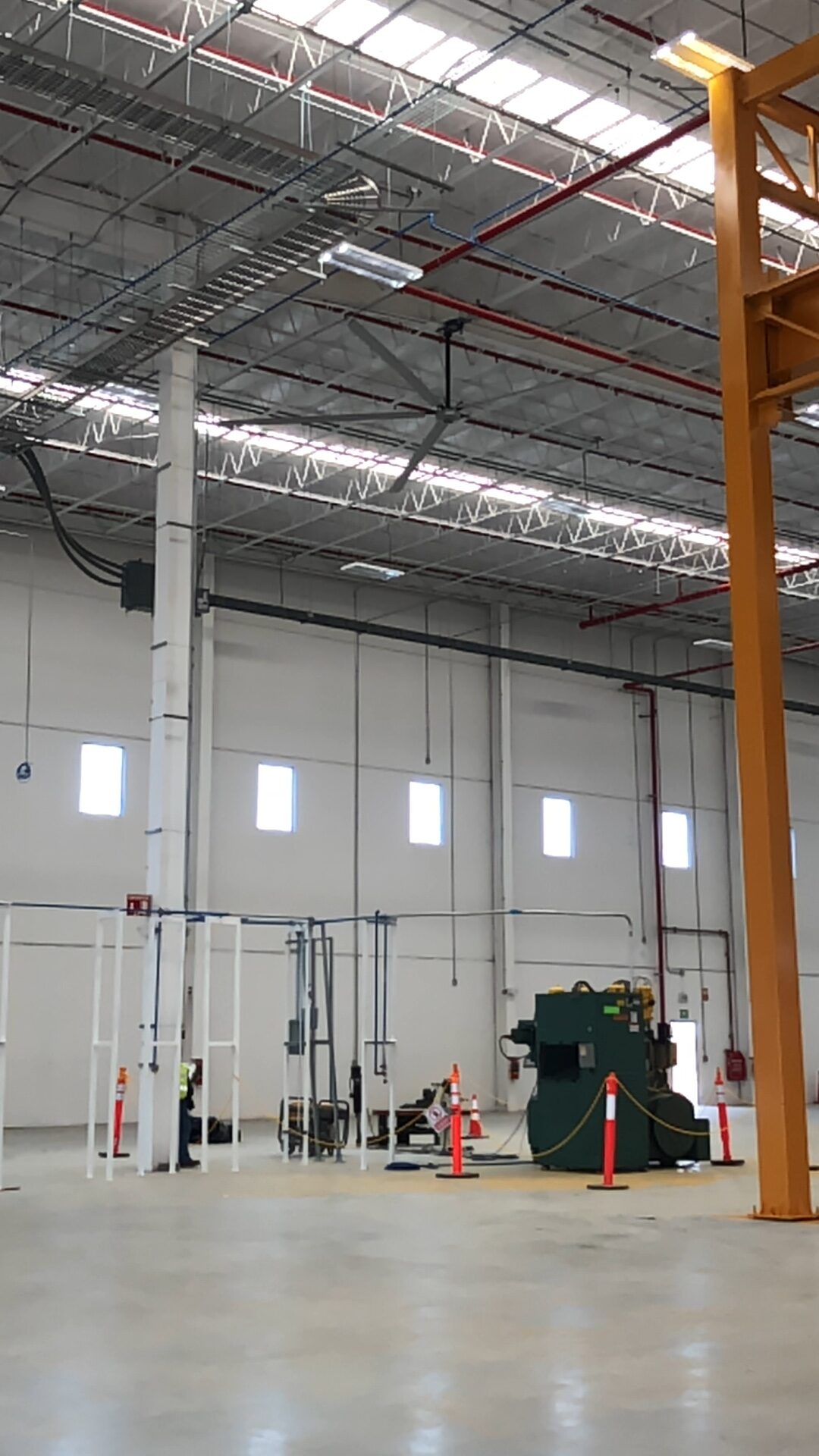 Ventiladores HVLS industriales instalados en nave industrial en Monterrey
